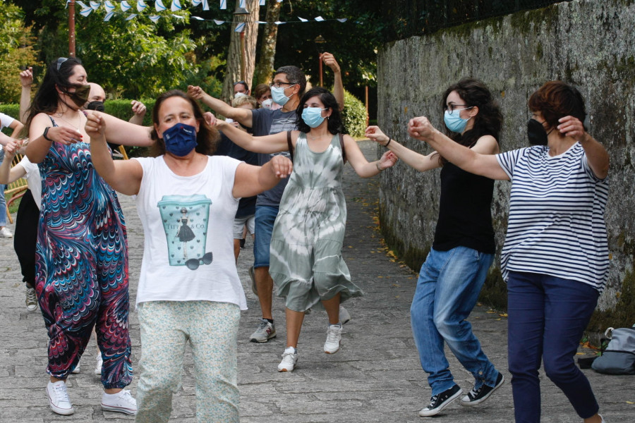 Castroagudín y A Laxe marcan el regreso de las verbenas con baile