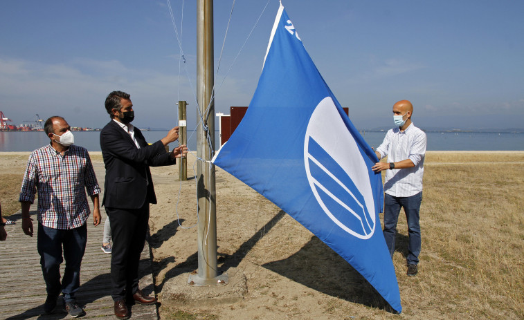 La bandera azul vuelve a A Compostela tras el regreso de la cuarentena de los socorristas