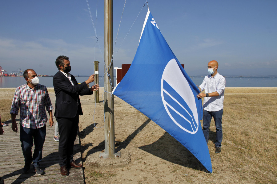 La bandera azul vuelve a A Compostela tras el regreso de la cuarentena de los socorristas