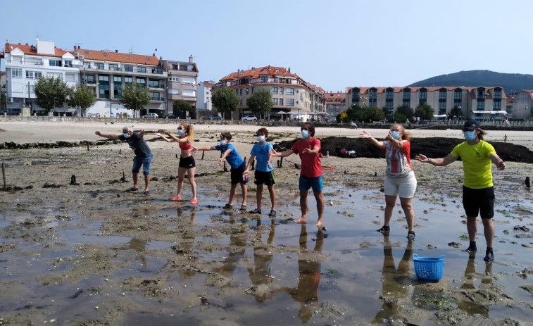 “Algunos turistas creen que la almeja se recoge de la playa con máquinas”