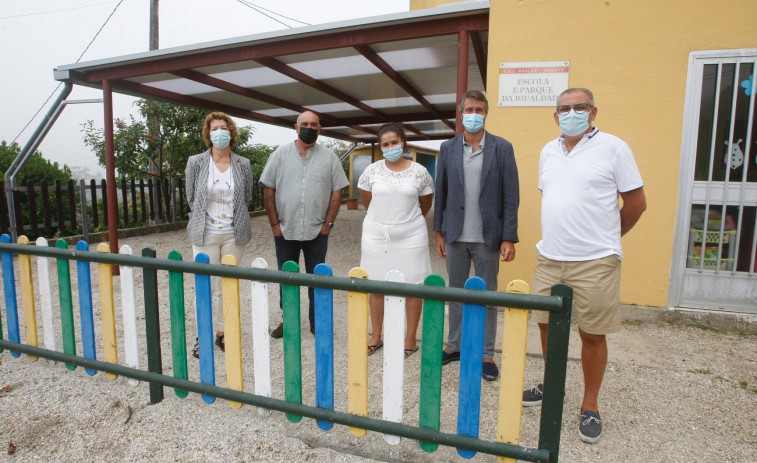 La unitaria de Aralde estrena patio cubierto, tras una inversión municipal de más de 22.000 euros