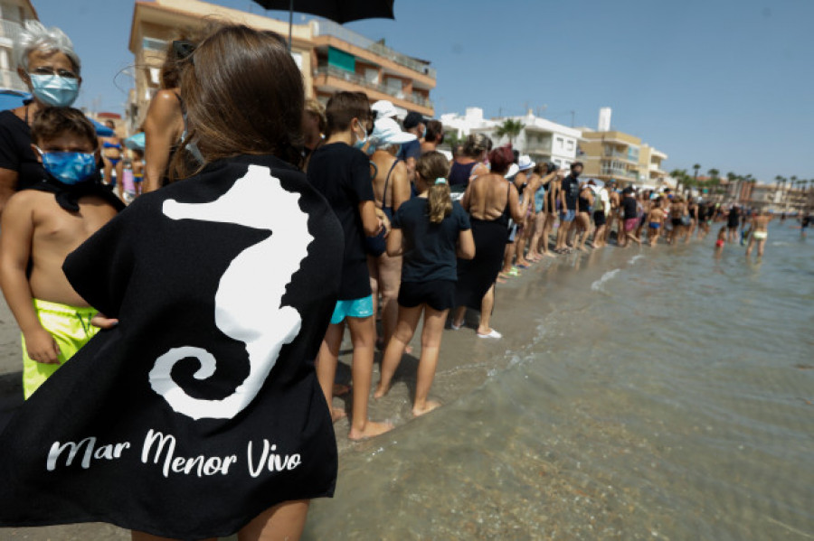 Miles de personas dan un abrazo simbólico al Mar Menor, de luto por la fauna muerta