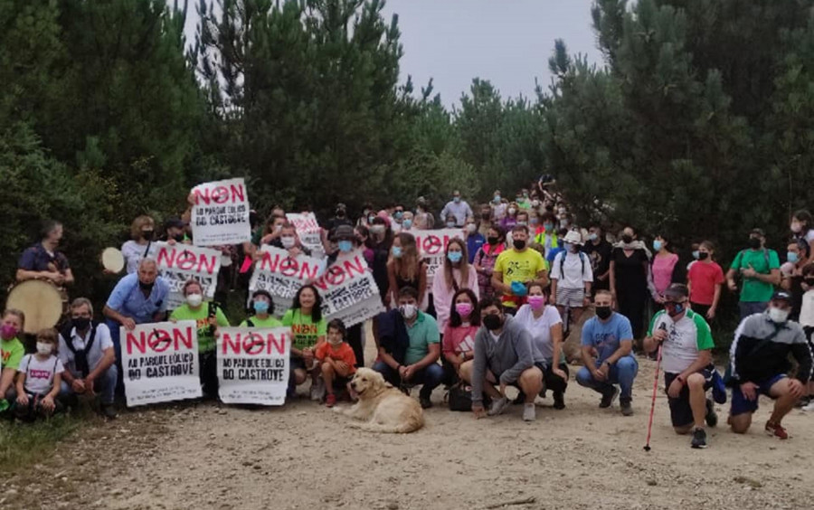 Una andaina por el alto del Castrove muestra la oposición al futuro parque eólico