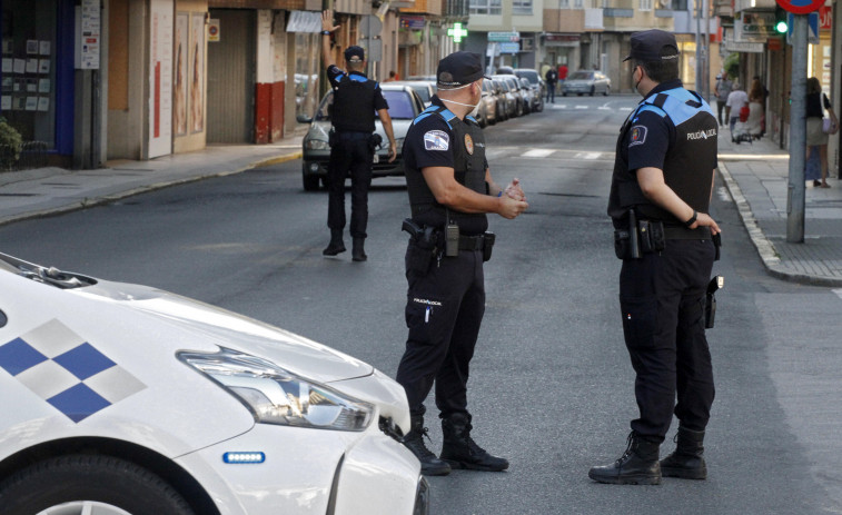 Le dan el alto en Vilagarcía mientras bebía cerveza al volante, da positivo en alcohol y la Policía descubre que el coche que conduce es robado