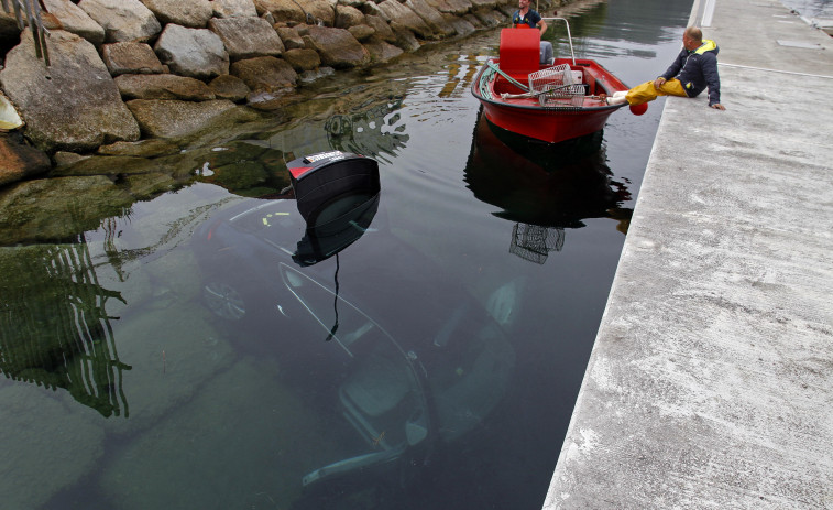 Una pareja de turistas suizos cae con su coche al mar en A Illa