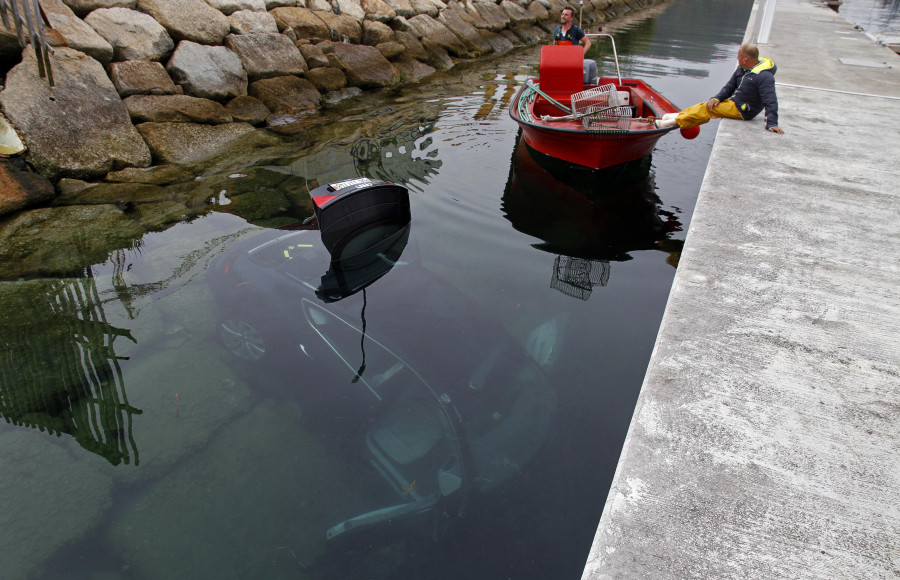 Una pareja de turistas suizos cae con su coche al mar en A Illa