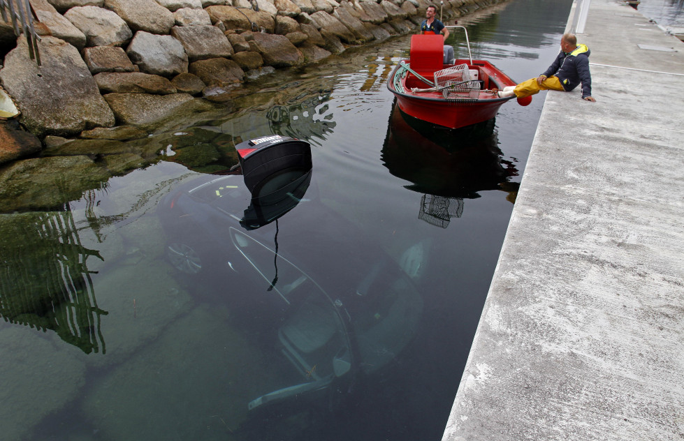 Turistas suizos caen el coche al mar en O Xufre