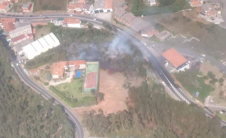 Un incendio forestal en el lugar ribeirense de Xarás calcina 0,34 hectáreas