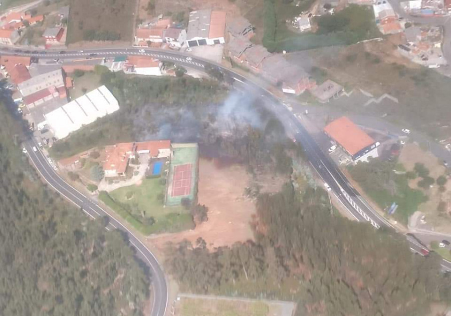 Un incendio forestal en el lugar ribeirense de Xarás calcina 0,34 hectáreas