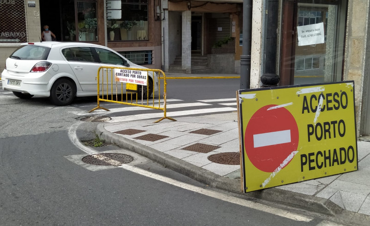 Indignación entre comerciantes y hosteleros de Rianxo por el corte de accesos al casco viejo por unas obras en la zona portuaria