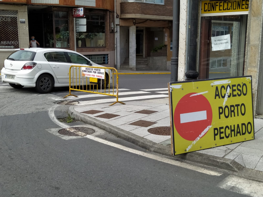 Indignación entre comerciantes y hosteleros de Rianxo por el corte de accesos al casco viejo por unas obras en la zona portuaria