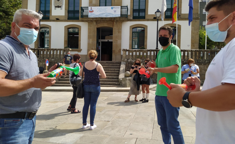 Empresarios del casco antiguo de Rianxo protestan por otro corte de accesos