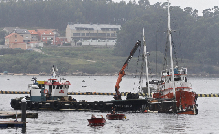 Reflotan un velero en reparación que se hundió en O Xufre a consecuencia de una vía de agua