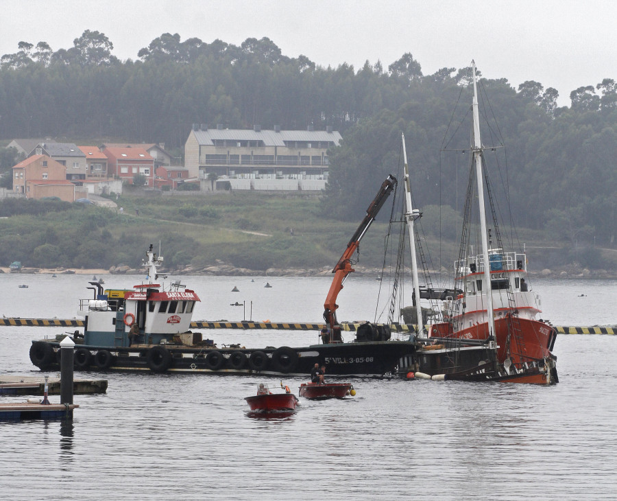 Reflotan un velero en reparación que se hundió en O Xufre a consecuencia de una vía de agua