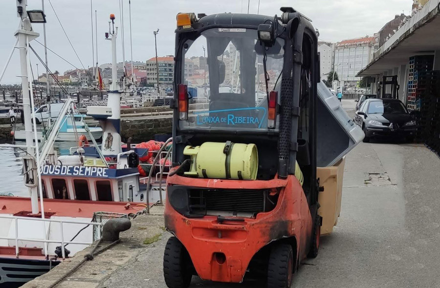 Herido un jubilado al ser atropellado por un montacargas en la zona portuaria de Ribeira