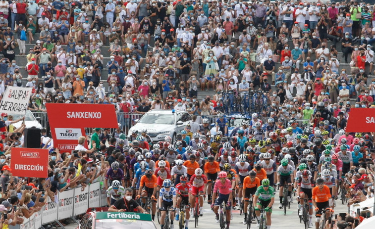 Miles de personas alientan al pelotón de la Vuelta en Sanxenxo