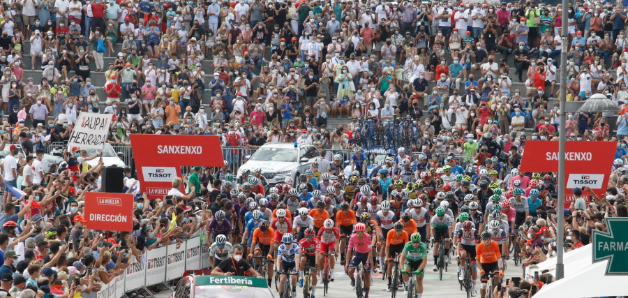 Miles de personas alientan al pelotón de la Vuelta en Sanxenxo