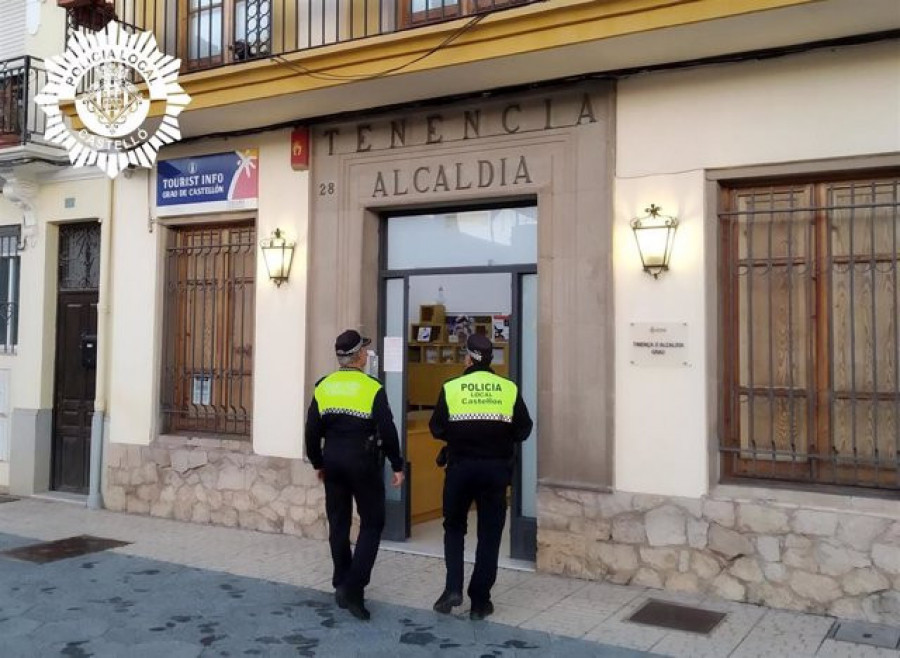Un hombre saca una pistola simulada para exigir que se bajara la música en un acto feminista en Castellón