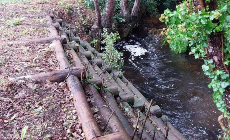 Trasladan al hospital a una mujer que se cayó en el río Arlés y a otra por un golpe de mar en O Vilar