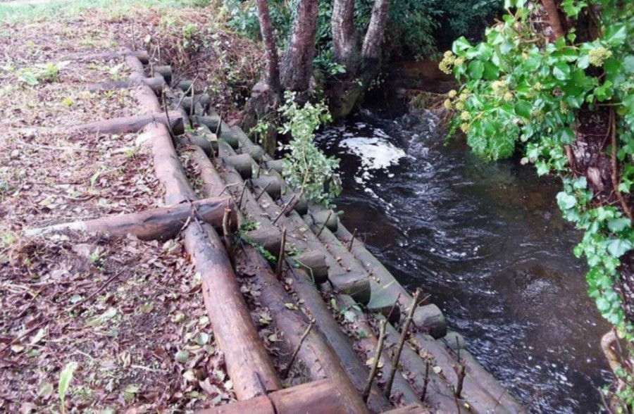 Trasladan al hospital a una mujer que se cayó en el río Arlés y a otra por un golpe de mar en O Vilar