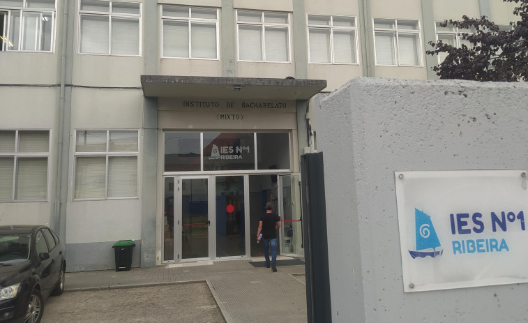 El IES Nº1 de Ribeira reclama que se mantenga el cuadro de personal que había en el curso 2019-2020