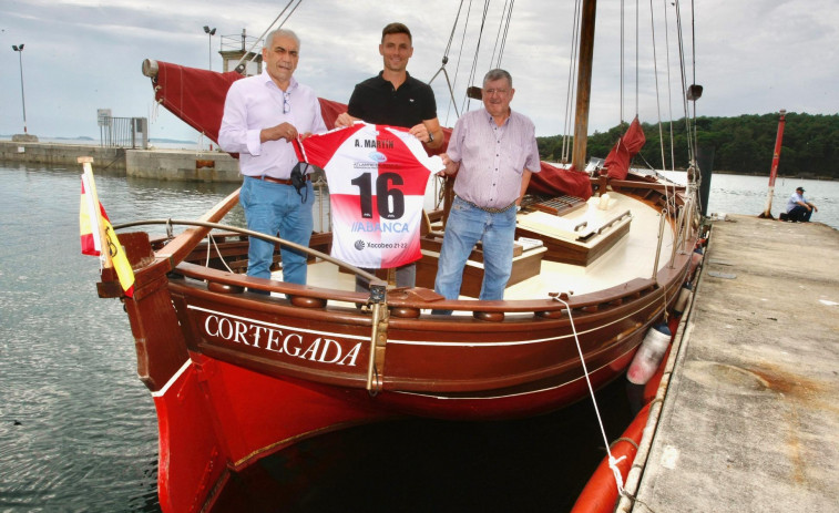 El Arosa homenajea a Carril en la presentación de Alberto Martín