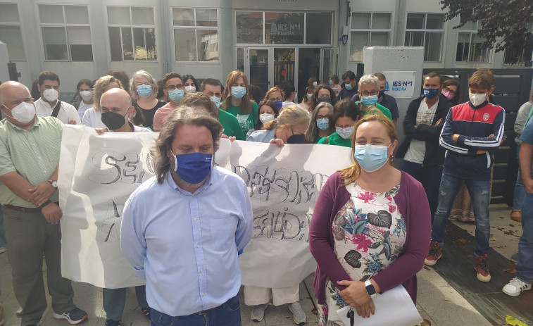 El IES Nº1 de Ribeira le recrimina a Educación su decisión “dictatorial” de suprimir siete profesores
