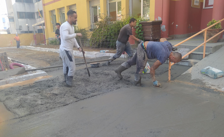 Los concellos acometen la puesta a punto de los colegios para poder iniciar hoy las clases en la zona