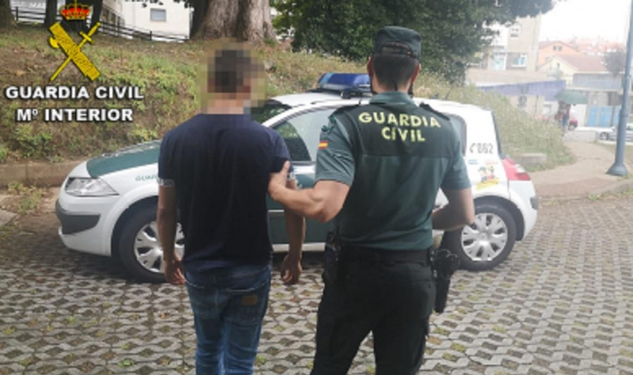 El arrestado en Cambados intentó deshacerse de una bolsa con cocaína en la AP-9