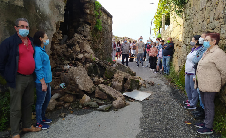 Exigen retirar las piedras caídas de dos casas en la aldea rianxeira de O Rabado y que cortan un vial
