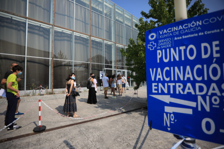 Galicia reabre el viernes los centros de vacunación masiva para la dosis de refuerzo de mayores de 70 a 79 años