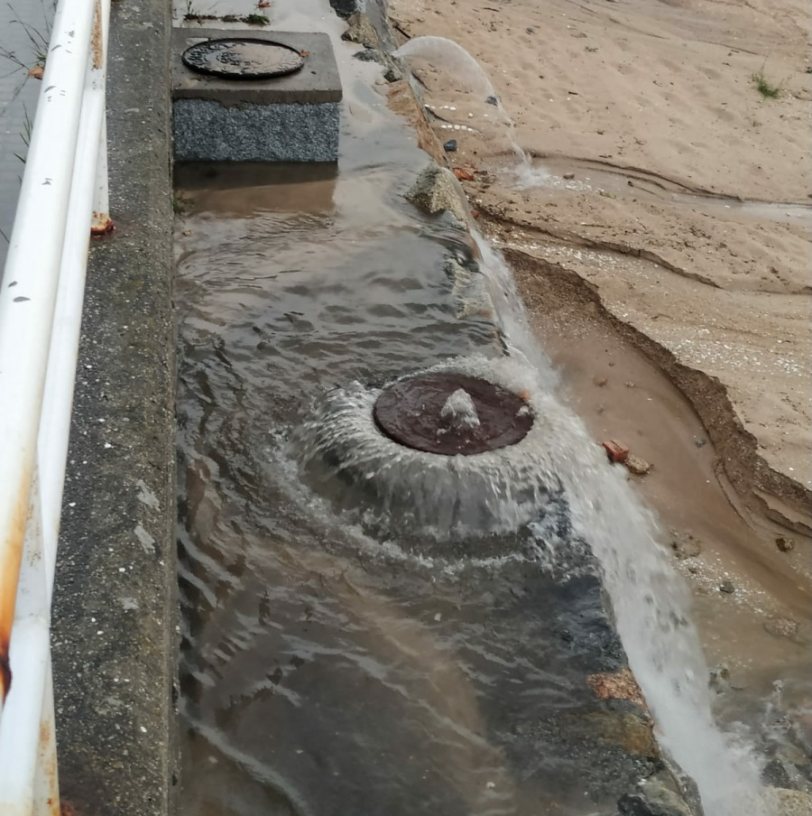 Un fuerte aguacero de seis minutos inunda calles, plazas y locales y desborda alcantarillados en Ribeira