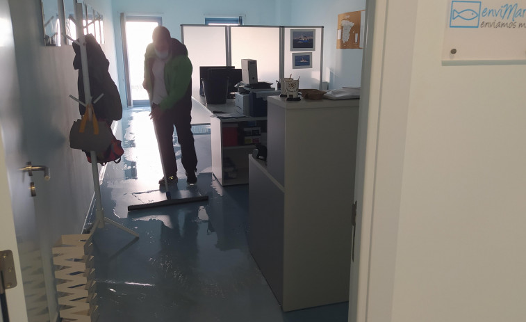 Una monumental tromba de agua deja al descubierto deficiencias de estructura en la lonja de Ribeira