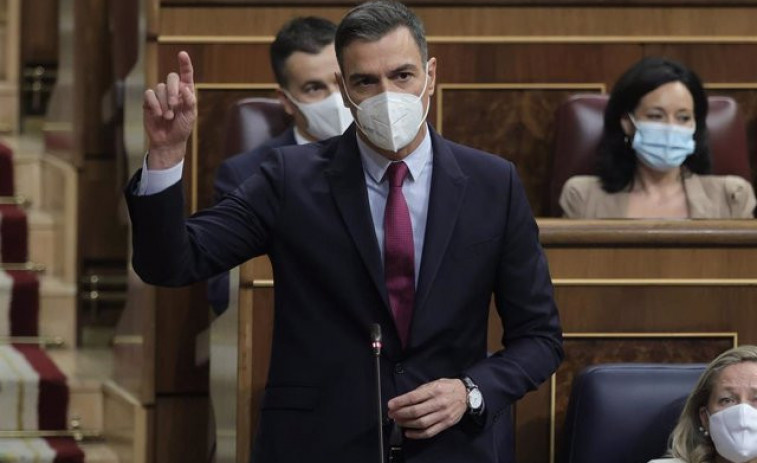 Sánchez promete defender el interés general tras críticas por la luz y Casado le acusa de liderar Gobierno 