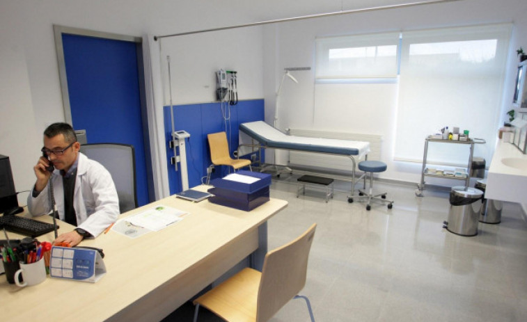Galicia incorpora a más de 80 médicos jubilados para aliviar Primaria