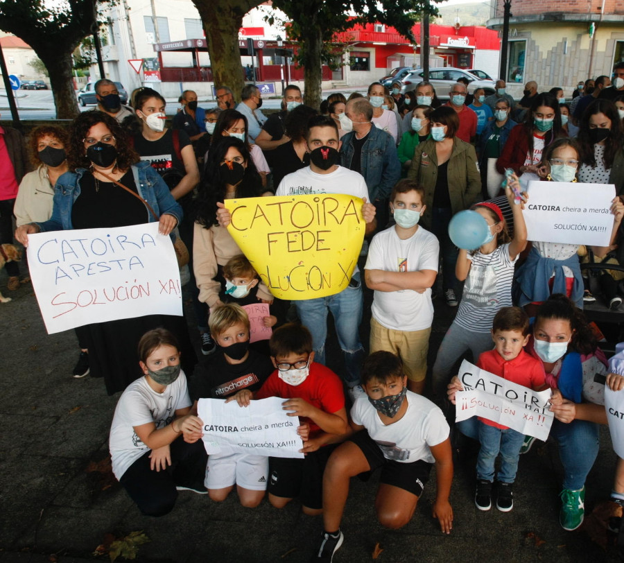 Vecinos del centro de Catoira protestan por el mal olor y García asegura que no es el saneamiento