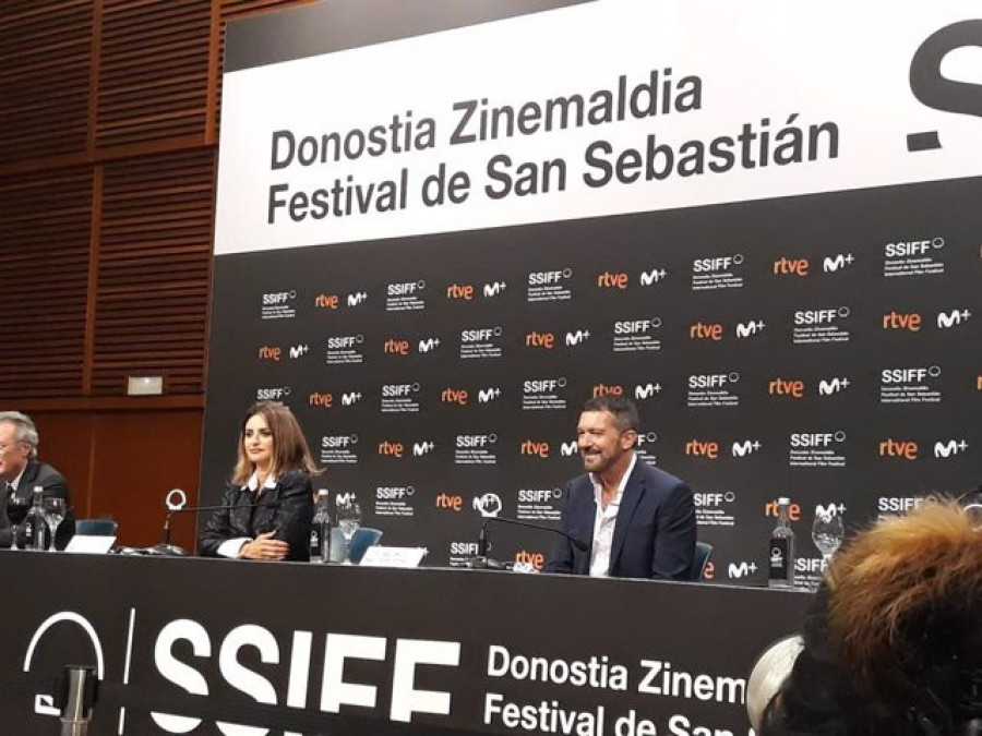 Antonio Banderas y Penélope Cruz reclaman mayor apoyo para el cine español en el Festival de San Sebastián