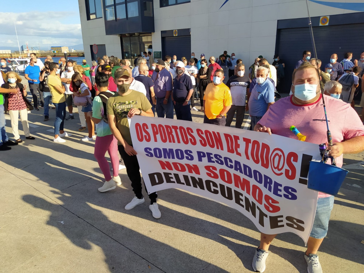 En Ribeira se concentraron mu00e1s de medio centenar de personas