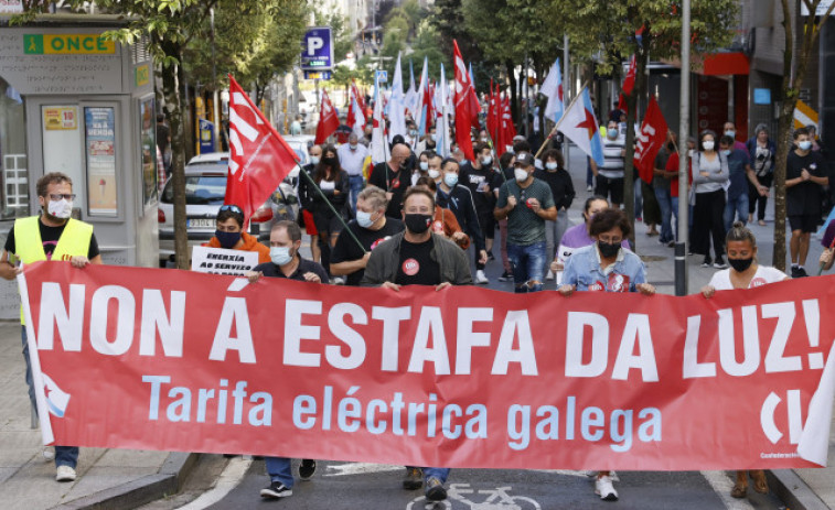 Centenares de personas exigen por toda Galicia la bajada de la factura de la luz: 