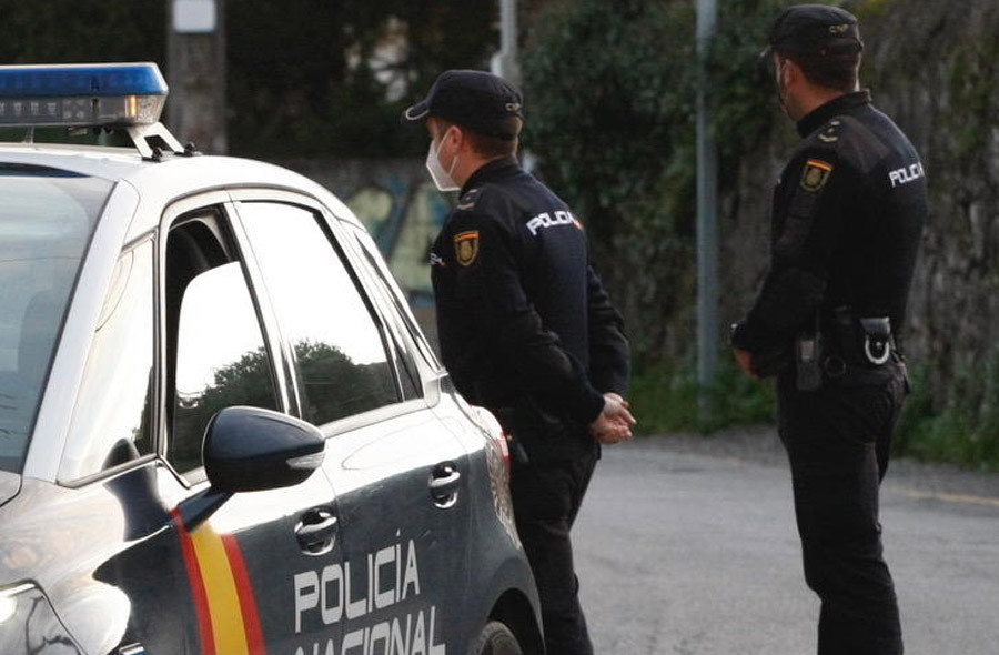 La Policía Nacional detiene a tres hombres por asaltar y golpear a otro en plena calle