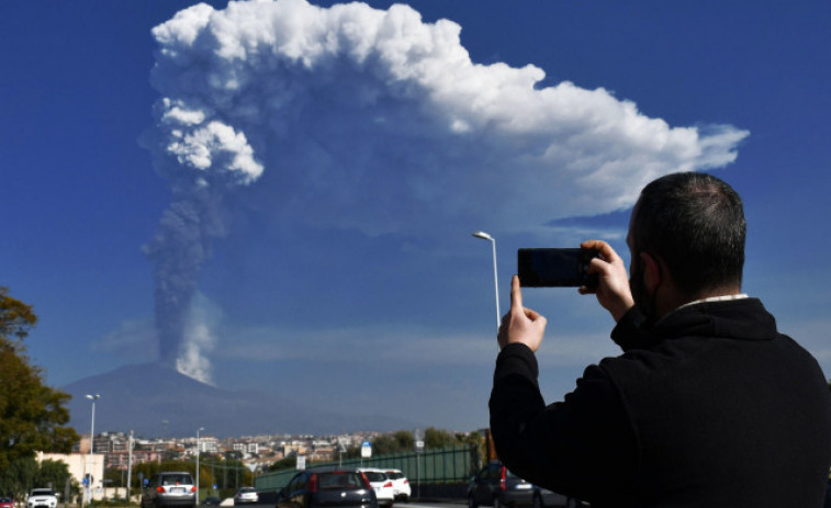 Nueva erupción del Etna, con emisión de cenizas y lava