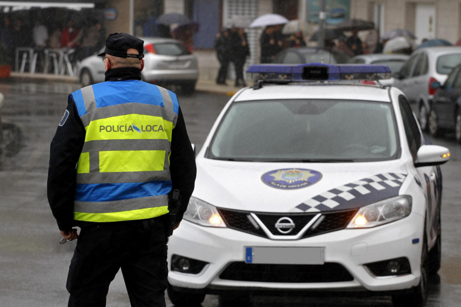 La agresividad de un vecino de A Illa obliga a intervenir a varias patrullas para reducirlo