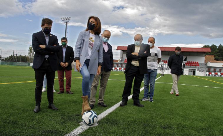 El campo de fútbol de As Lombas estrena nueva imagen tras una reforma en “tempo récord”