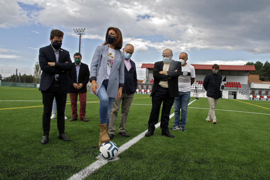 El campo de fútbol de As Lombas estrena nueva imagen tras una reforma en “tempo récord”