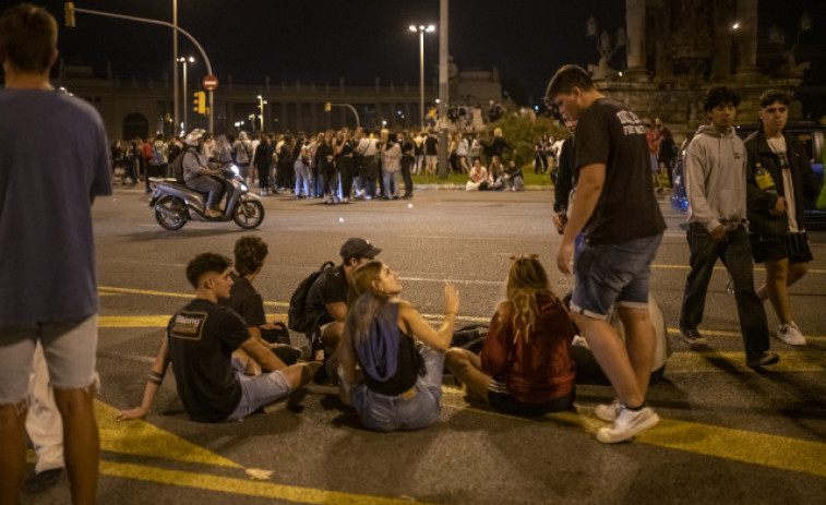 Un botellón con 40.000 personas en la plaza España de Barcelona se salda con 43 heridos