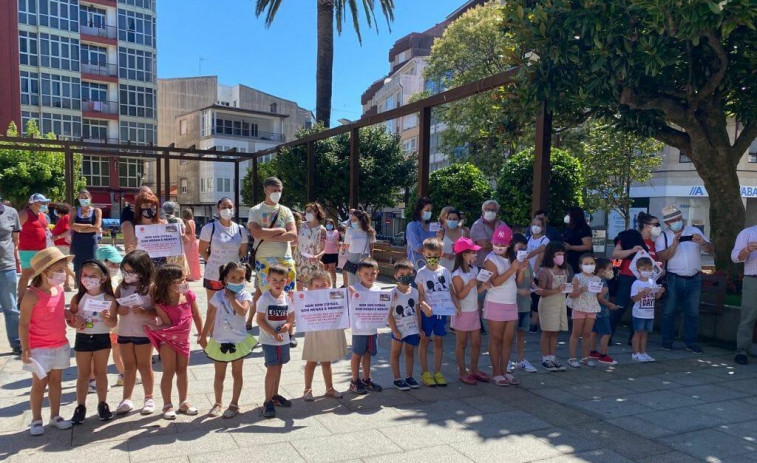 Las ANPA de Ribeira recogen firmas y se concentran delante del Concello contra los recortes