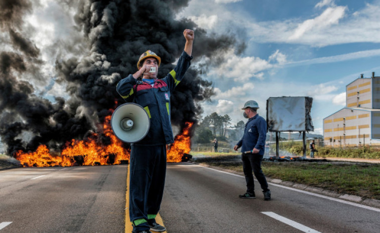 Vuelve la huelga indefinida a la planta de Alcoa en San Cibrao con barricadas  de neumáticos