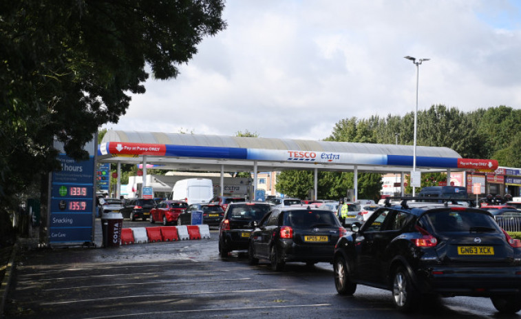 El Reino Unido descarta recurrir al Ejército para llevar combustible a las gasolineras