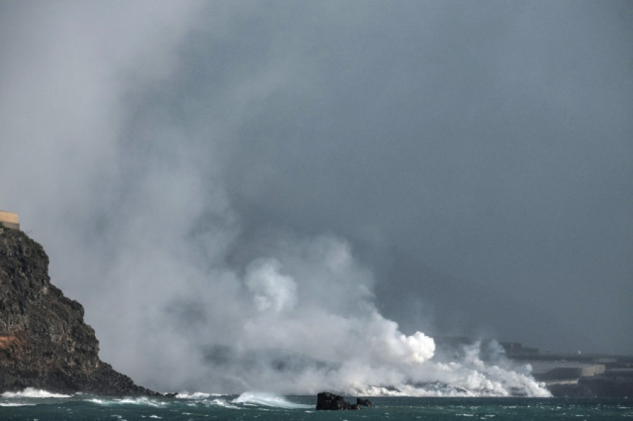 La lava del volcán de La Palma ya le gana terreno al mar y el viento retiene la nube tóxica