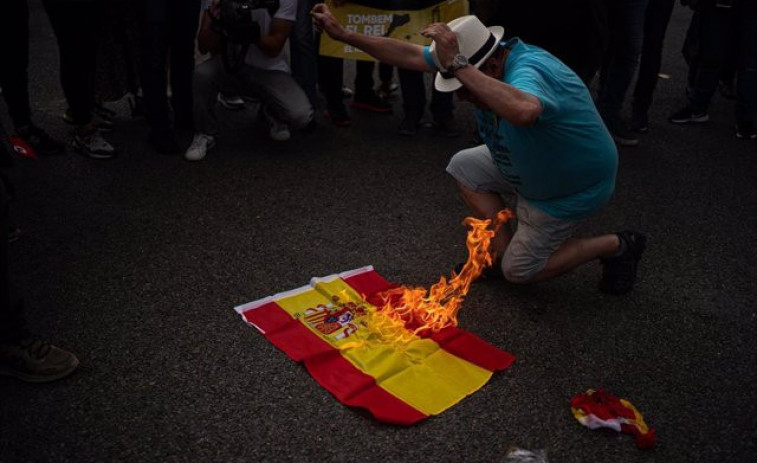 Queman banderas españolas en Barcelona durante la protesta contra la visita del Rey